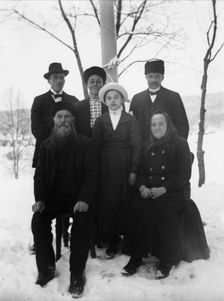 Brus Lars Larsson (b.1854) with wife Sara and children Lorentz and Märta and family..., 1916. Creator: Leonard Hansson