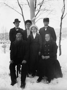 Brus Lars Larsson (b.1854) with wife Sara and children Lorentz and Märta and family..., 1916. Creator: Leonard Hansson