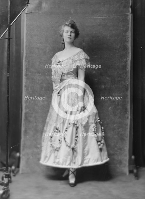Bryant, George, Mrs., portrait photograph, 1915. Creator: Arnold Genthe.