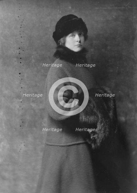 Bryant, George, Mrs., portrait photograph, 1915. Creator: Arnold Genthe.