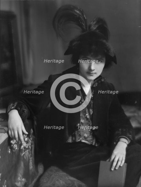 Breckenfeld, Meta, Miss, portrait photograph, 1913. Creator: Arnold Genthe.