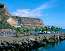 Breakwater, Puerto de Mogan, Gran Canaria, Canary Islands. Creator: Peter Thompson
