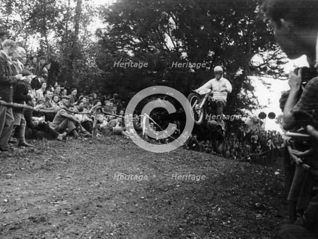 Brian Stonebridge riding a 498 Matchless at Brands Hatch, Kent, 1952. Artist: Unknown