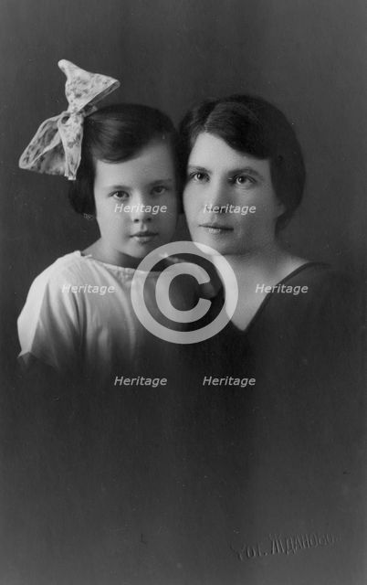 Briner (née Blagovidova) Vera Dmitrievna with her daughter Irina, 1929. Creator: Unknown.