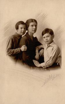 Briner (née Blagovidova) Vera Dmitrievna with her daughter Irina and nephew Julius (Yul..., 1928. Creator: Unknown