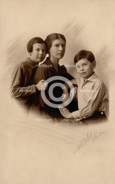 Briner (née Blagovidova) Vera Dmitrievna with her daughter Irina and nephew Julius (Yul..., 1928. Creator: Unknown.