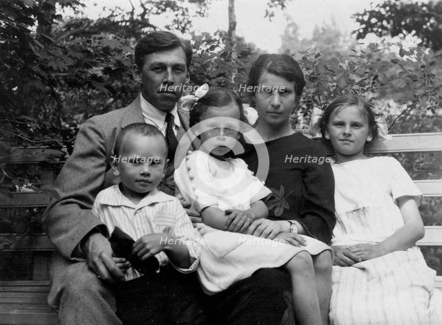 Briner Julius with his aunt Vera Dmitrievna Briner, uncle Felix Yulievich Briner, with his..., 1924. Creator: Unknown.