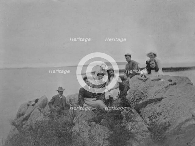 Briner Yuliy Ivanovich with his wife Natalya Iosifovna, children Leonid, Boris, Felix..., 1900. Creator: Unknown.