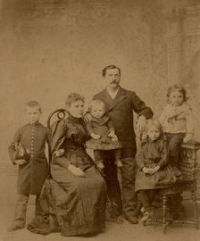Briner Yuliy Ivanovich with his wife Natalya Iosifovna, sons Leonid, Felix, Boris and..., 1892. Creator: Unknown