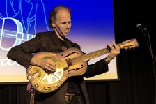 Brooks Williams, Hawth, Crawley, West Sussex, 14.11.16. Artist: Brian O'Connor