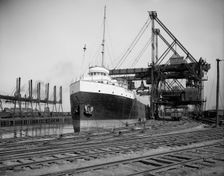 Brown electric hoist, unloading ore, Buffalo, N.Y., c1908. Creator: Unknown