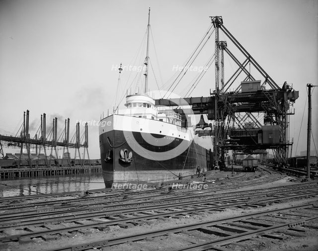 Brown electric hoist, unloading ore, Buffalo, N.Y., c1908. Creator: Unknown.