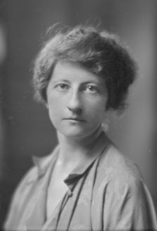 Brown, M.M., Miss, portrait photograph, 1915 Apr. Creator: Arnold Genthe