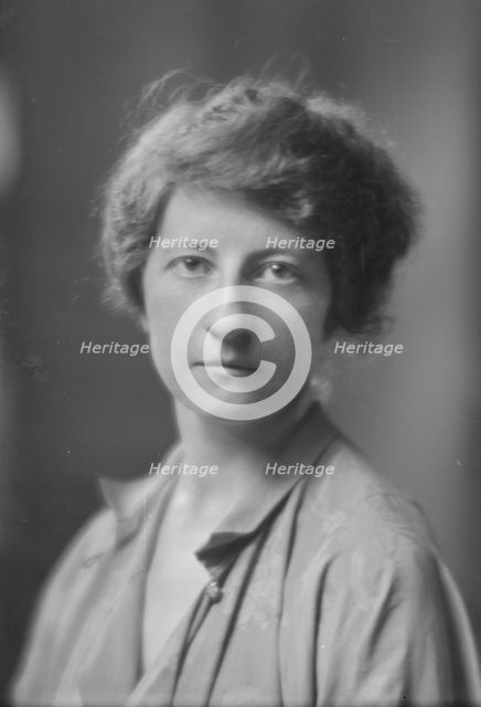 Brown, M.M., Miss, portrait photograph, 1915 Apr. Creator: Arnold Genthe.