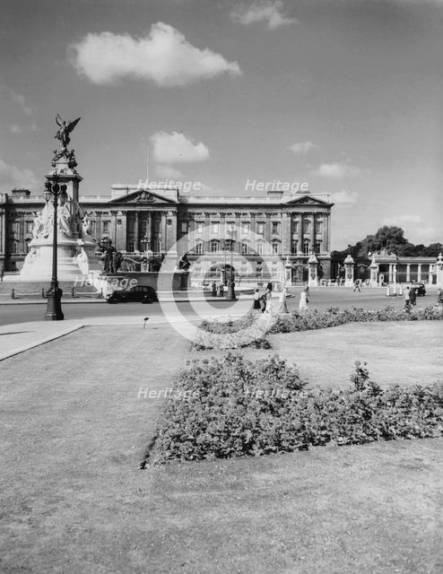 Buckingham Palace, London, c1955. Creator: Arthur Charles Kirby Ware.