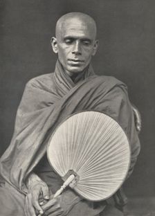 Buddhistischer Monch der Burma-Sekte mit Palmblattfacher 1926
