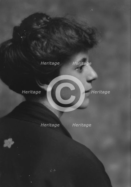 Buell, Miss, portrait photograph, 1914 Sept. 18. Creator: Arnold Genthe.