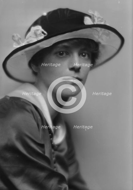 Buell, Miss, portrait photograph, 1914 Sept. 18. Creator: Arnold Genthe.