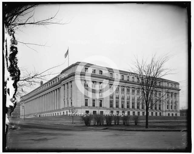 Building, between 1910 and 1920. Creator: Harris & Ewing.