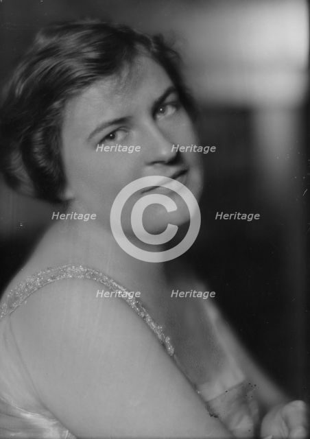 Bulen, Miss, portrait photograph, 1914 Dec. Creator: Arnold Genthe.