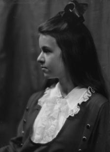 Bull, Fred, Mr., daughter of, portrait photograph, 1913. Creator: Arnold Genthe