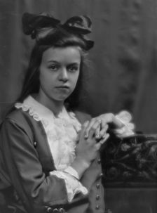 Bull, Fred, Mr., daughter of, portrait photograph, 1913. Creator: Arnold Genthe