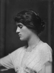 Bull, Miss, portrait photograph, 1913. Creator: Arnold Genthe
