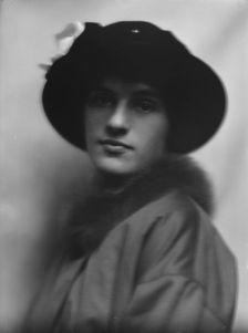 Bull, Miss, portrait photograph, 1913. Creator: Arnold Genthe