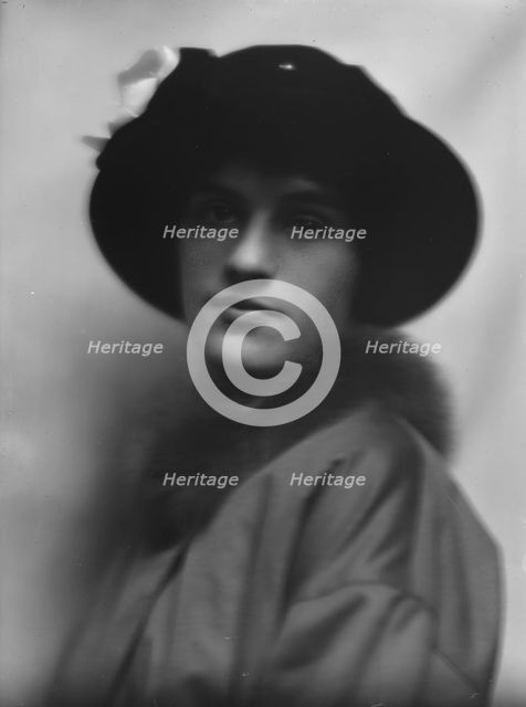 Bull, Miss, portrait photograph, 1913. Creator: Arnold Genthe.