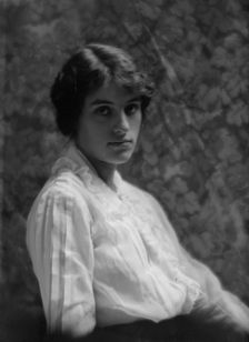 Bull, Miss, portrait photograph, 1913. Creator: Arnold Genthe