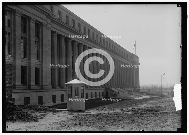 Bureau Of Engraving And Printing, between 1914 and 1918. Creator: Harris & Ewing.