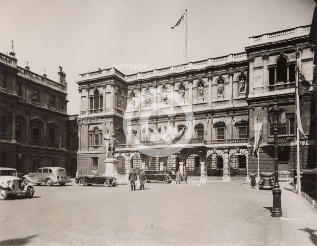 Burlington House Courtyard during the 1935 Summer Exhibition...King George V's Silver Jubilee, 1935. Creator: Unknown.