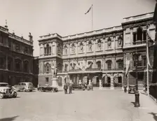 Burlington House Courtyard during the 1935 Summer Exhibition...King George V's Silver Jubilee, 1935. Creator: Unknown