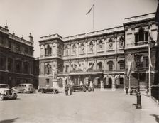 Burlington House Courtyard during the 1935 Summer Exhibition...King George V's Silver Jubilee, 1935. Creator: Unknown