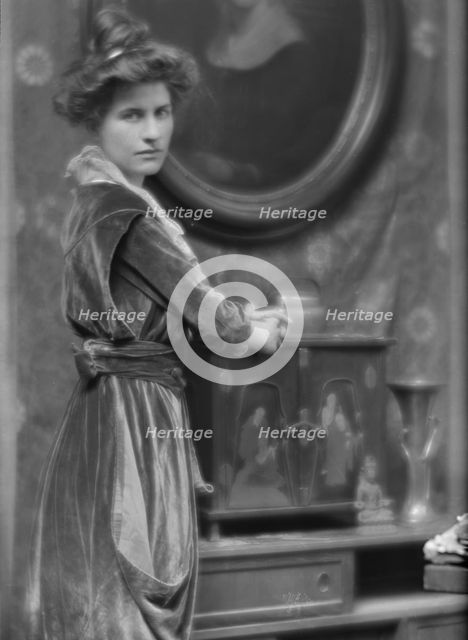 Burns, Florence, Miss, portrait photograph, 1915 Jan. 26. Creator: Arnold Genthe.