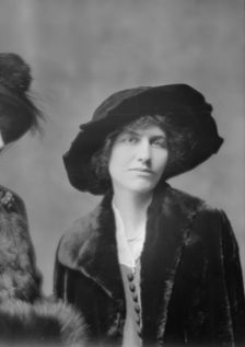 Burns, Florence, Miss, portrait photograph, 1915 Jan. 26. Creator: Arnold Genthe