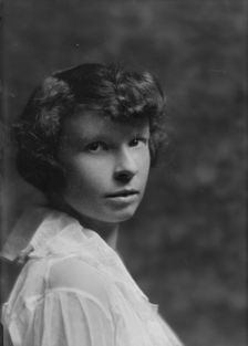 Burns, Miss, portrait photograph, 1913. Creator: Arnold Genthe