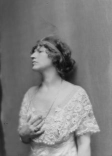 Burt, Frederick, Mrs. (Mira Edgerly), portrait photograph, 1914. Creator: Arnold Genthe