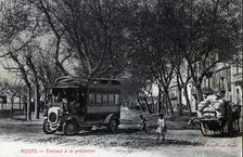 Bus passengers arriving in the town of Roses (Alt Empordà), postcard from the 1910s