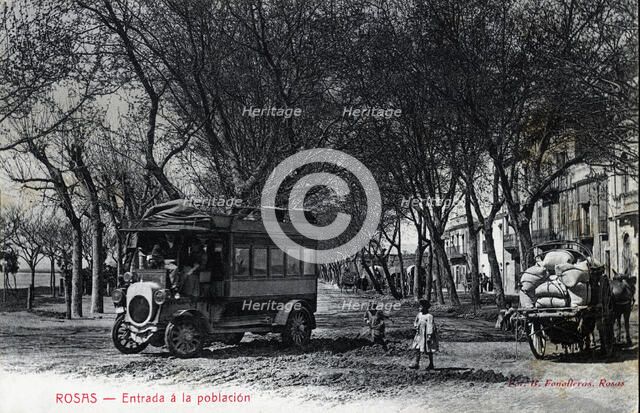 Bus passengers arriving in the town of Roses (Alt Empordà), postcard from the 1910s.