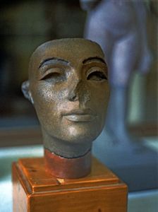 Bust of a member of the royal family of Akhenaten, possibly Nefertiti