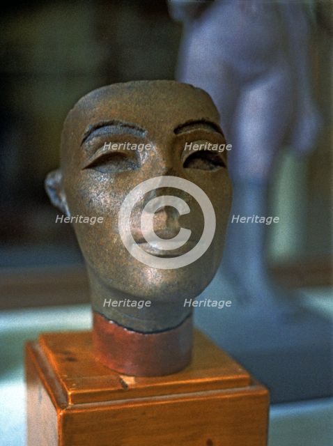 Bust of a member of the royal family of Akhenaten, possibly Nefertiti.