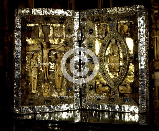 Byzantine diptych in ivory (s. VI) preserved in the Holy Chamber of the Oviedo Cathedral.
