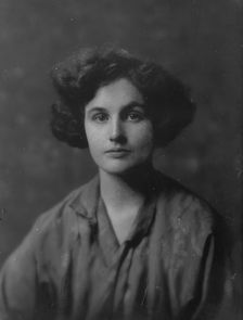 Byrne, Beatrice, Miss, portrait photograph, 1917. Creator: Arnold Genthe