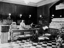 C. Lindenberg Hollieferont, fish store, Berlin, Germany, between 1895 and 1910. Creator: Unknown