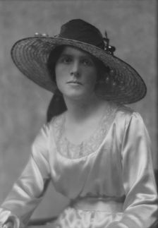 Gould, Jay, Mrs., portrait photograph, 1916 June 15. Creator: Arnold Genthe