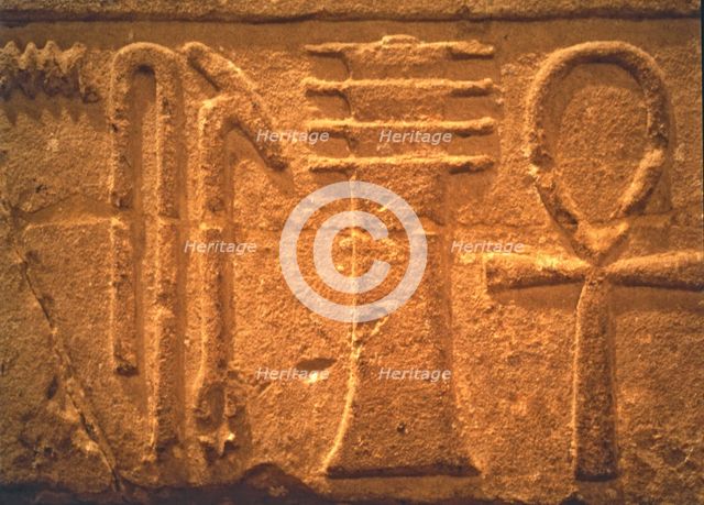 God Zed between hieroglyphics carved in stone.