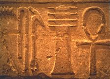 God Zed between hieroglyphics carved in stone