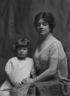 Goddard, Mrs., and children, portrait photograph, between 1912 and 1915. Creator: Arnold Genthe
