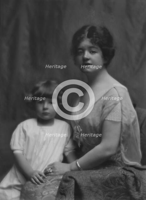 Goddard, Mrs., and children, portrait photograph, between 1912 and 1915. Creator: Arnold Genthe.